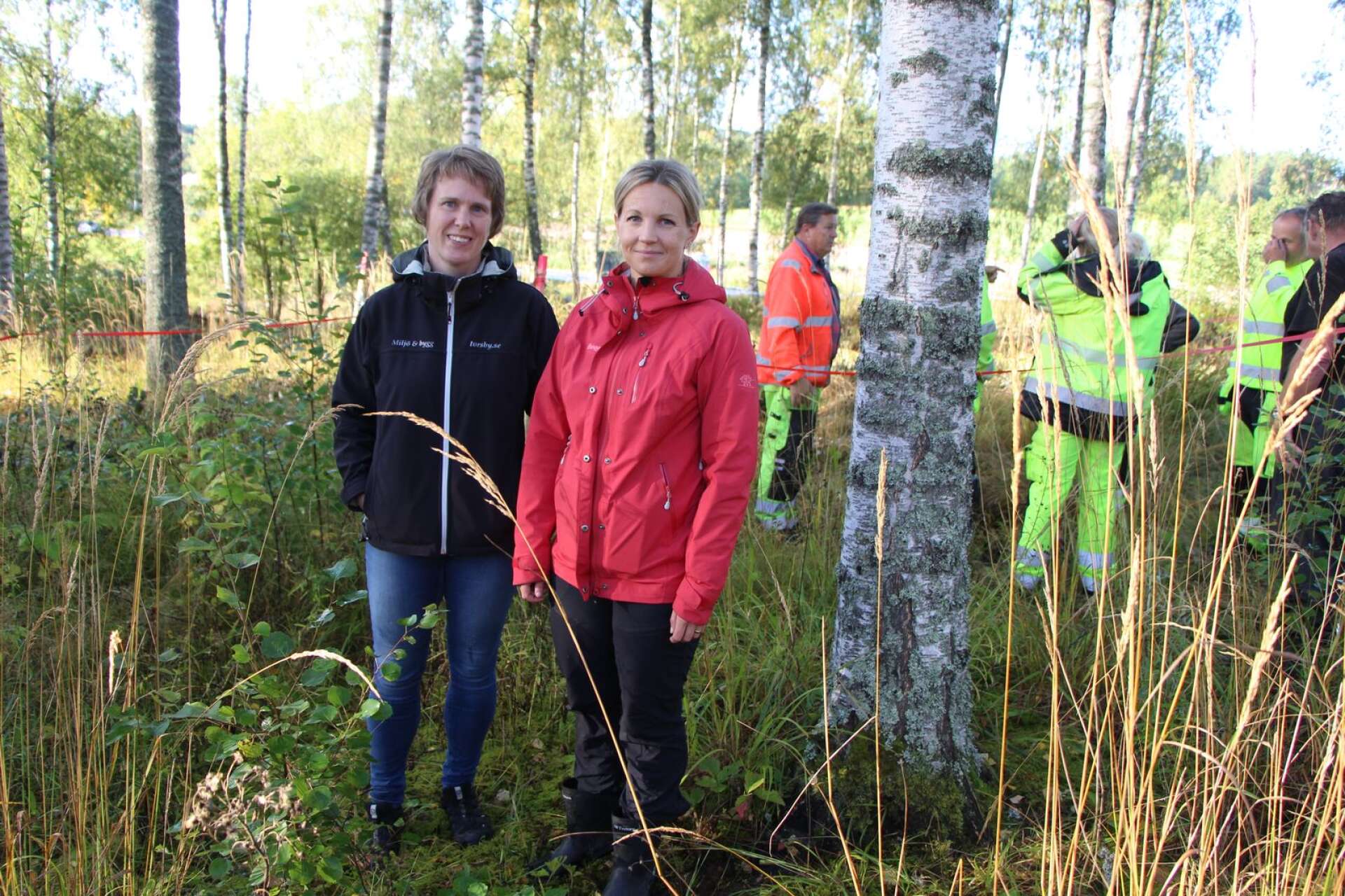 Miljö- och hälsoskyddsinspektören Maria Hedin, miljö- och byggchefen Malin Jonsson, med personal från bland annat parkförvaltningen.