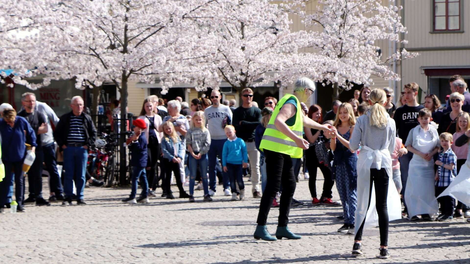 Det var folktätt på torget i Hjo när påsken firades med diverse lekar och aktiviteter.