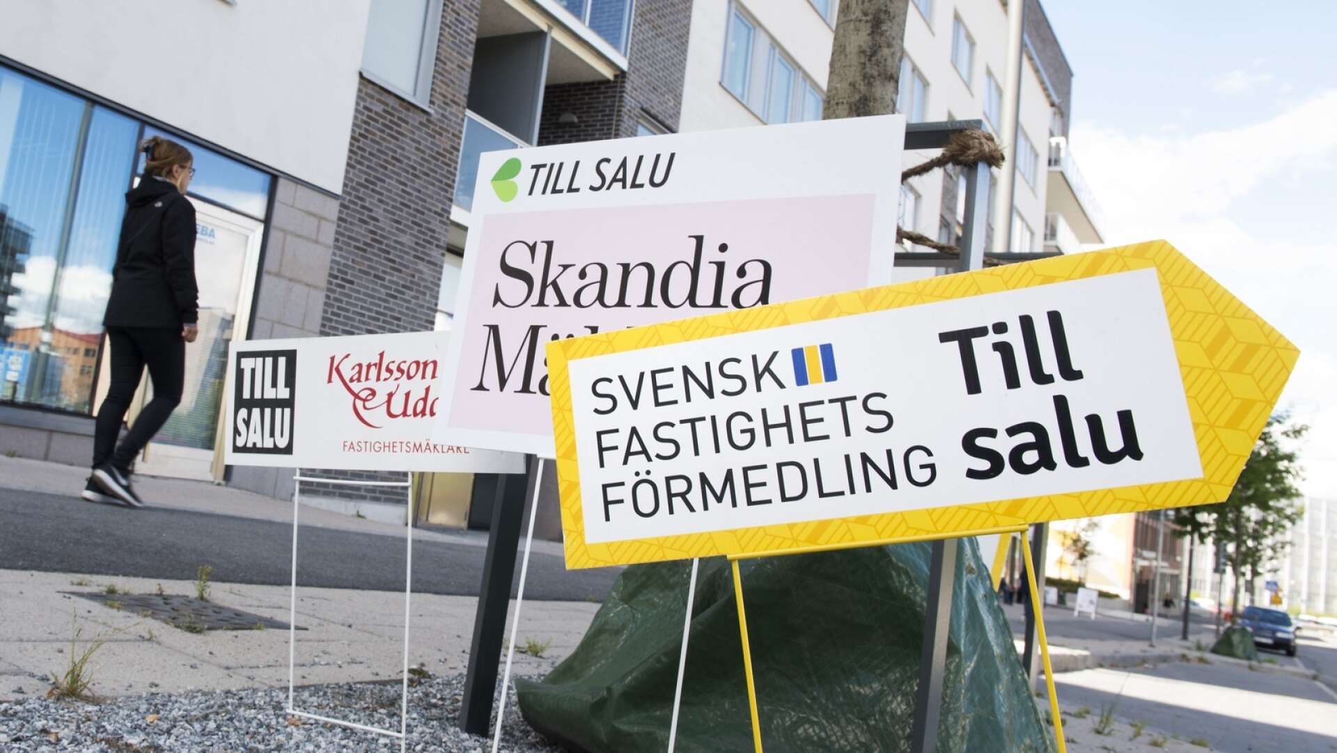 STOCKHOLM 20160808Skyltar från olika mäklarfirmor gör reklam för lediga lägenheter i ett nybyggt område i Sundbyberg.Foto: Fredrik Sandberg / TT / Kod 10080