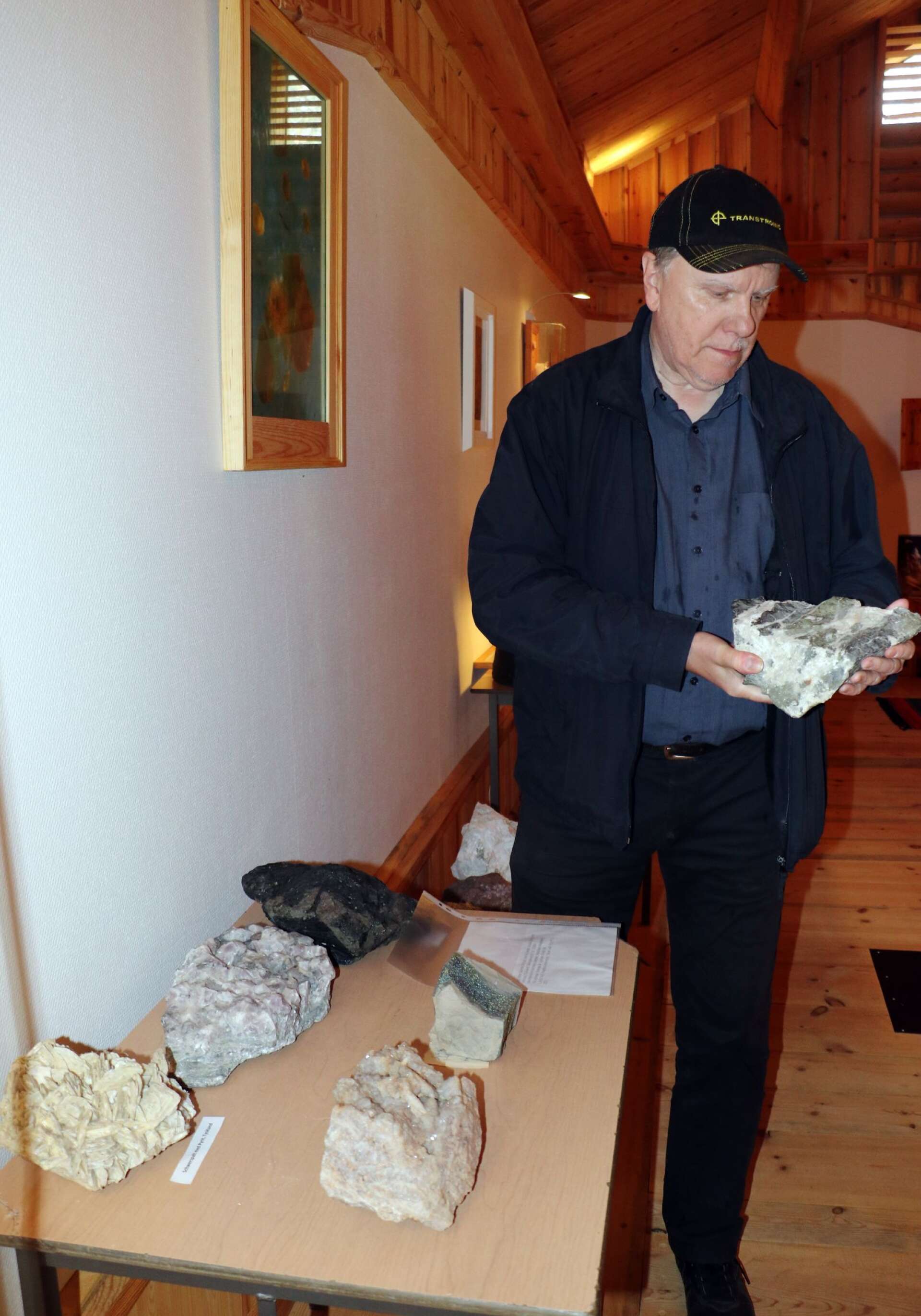 Jan Vennerström ordnar stufferna på mineralmuseet.
