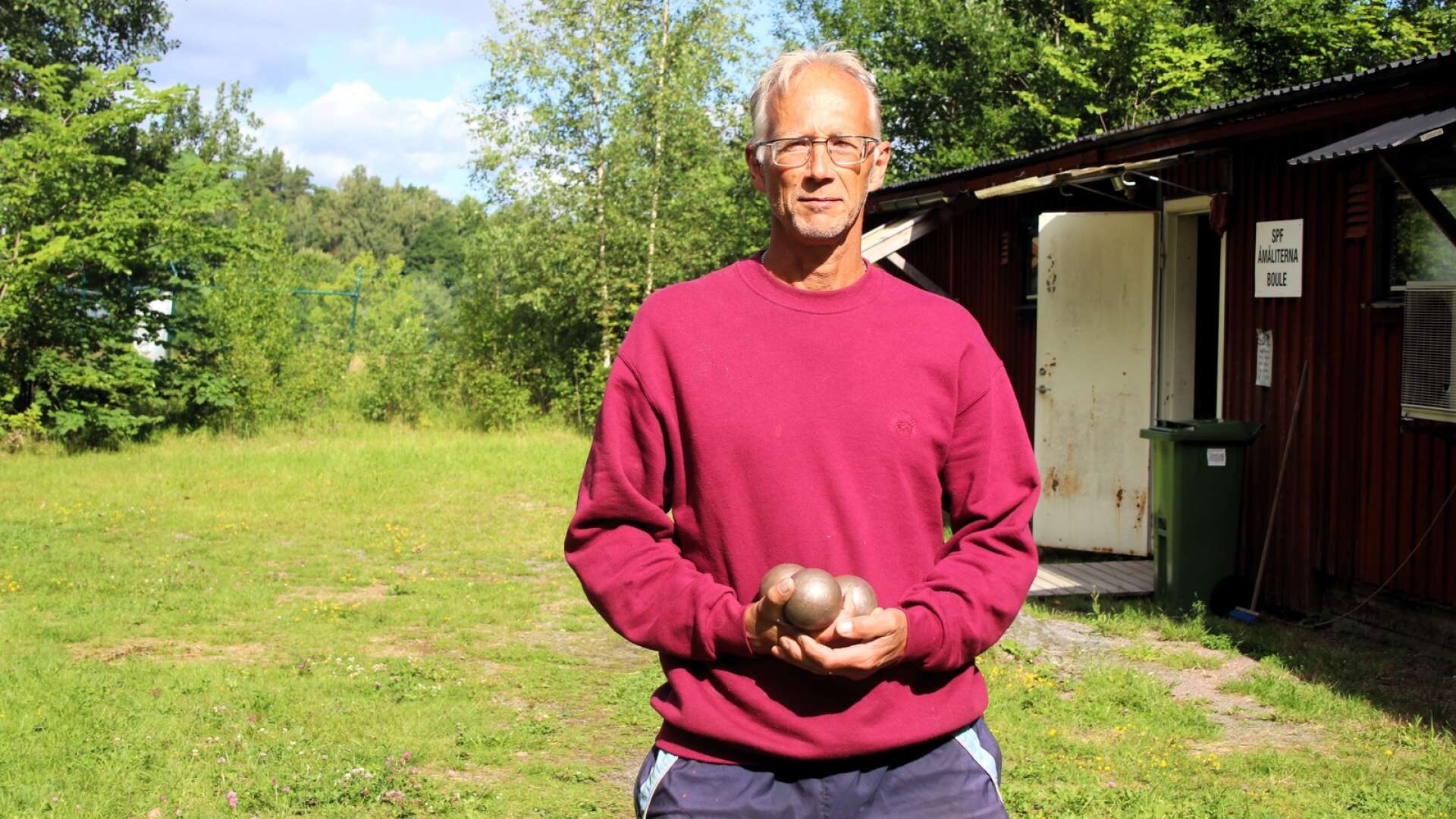 Bengt Magnusson är ordförande i nybildade Åmåls bouleklubb och han tycker det ser ljust ut att få ihop ekonomin och kunna fortsätta spela i boulehallen på Nygård.