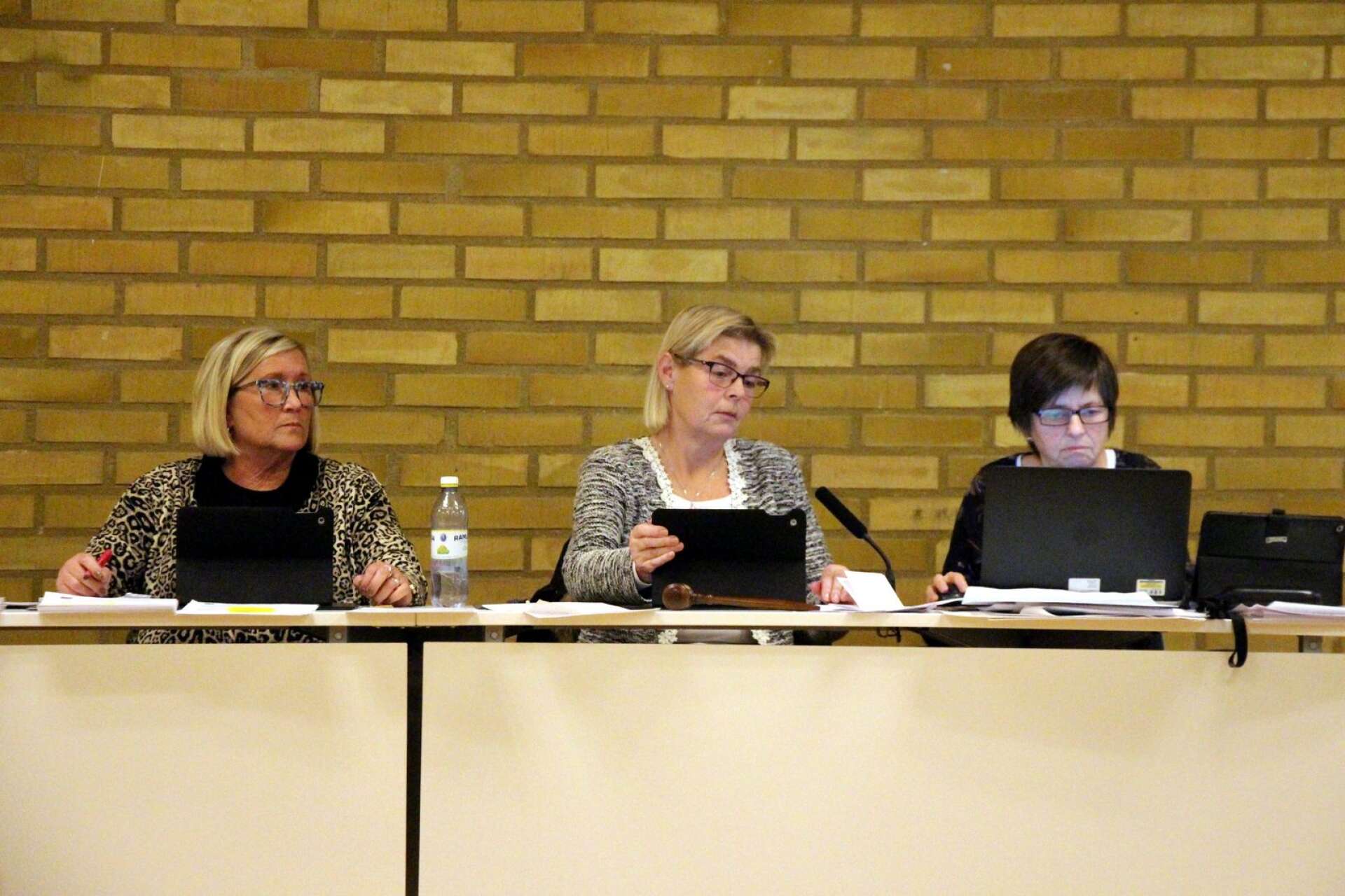 1:e vice ordförande Maria Gustafsson (M), ordförande Ann-Christine Erlandsson (S) och sekreterare Britt-Marie Nilsson.