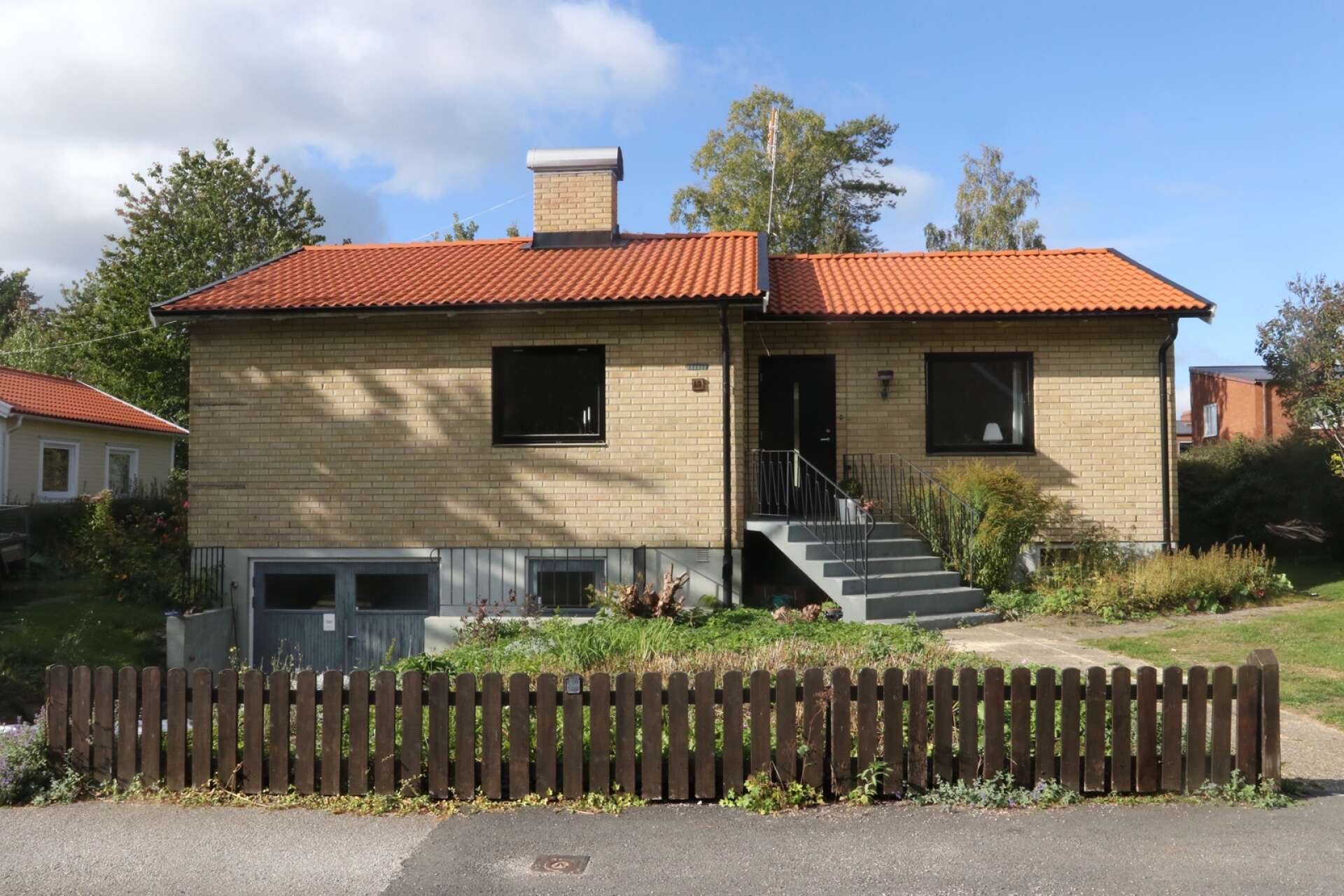 Jennifer Hultman och hennes familj stormtrivs i ett 1960-tals hus med källare, garage och snickeri på nedre plan i centrala Mariestad.