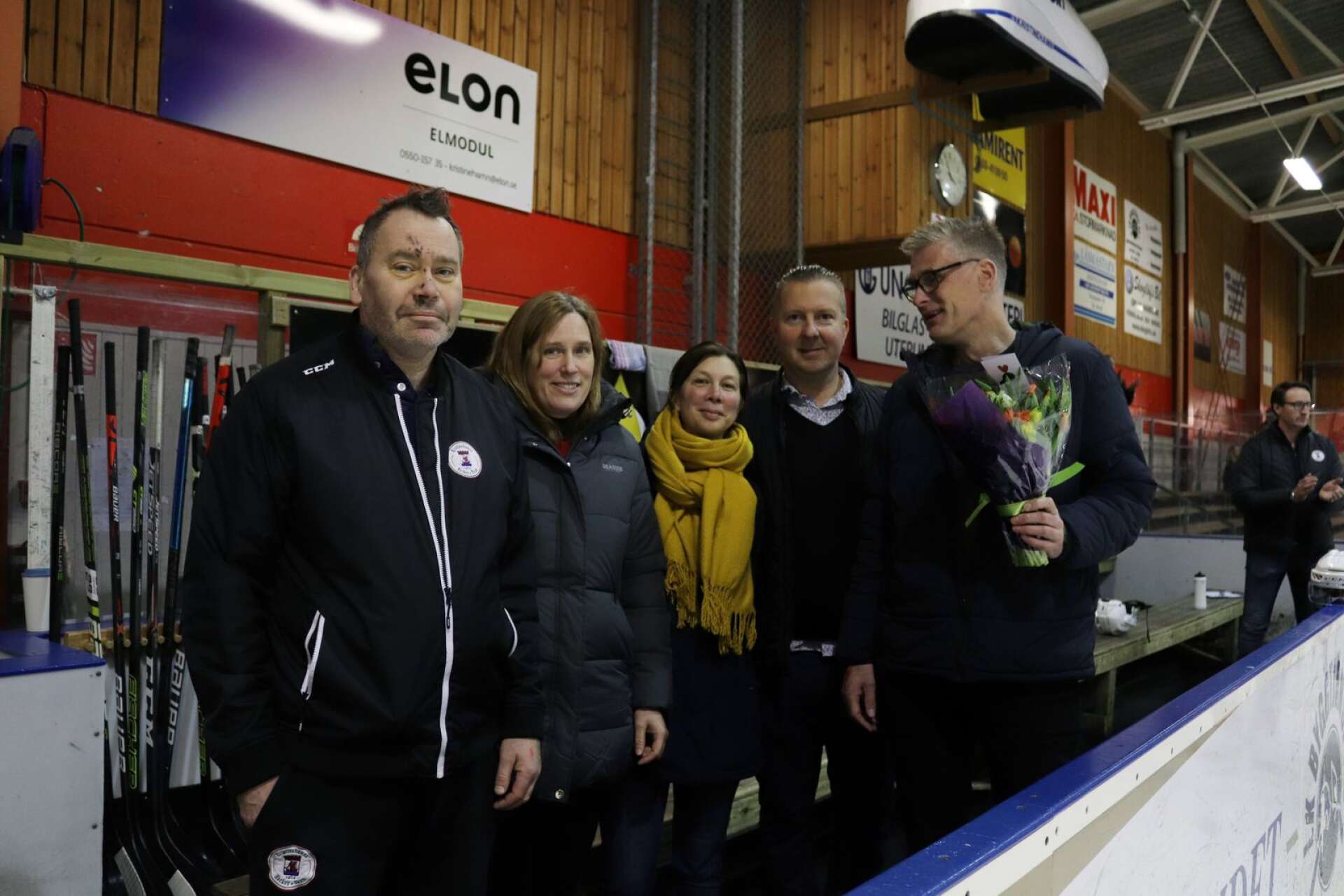 Kristinehamns hockeyteam uppmärksammade hjältarna i samband med lördagens sponsormatch mot Nora i Björkhallen.