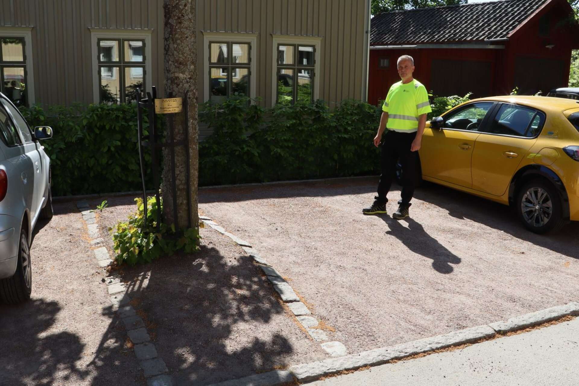 Parkeringsplatserna på Regeringsgatan har rustats upp och vägen har delvis asfalterats. 