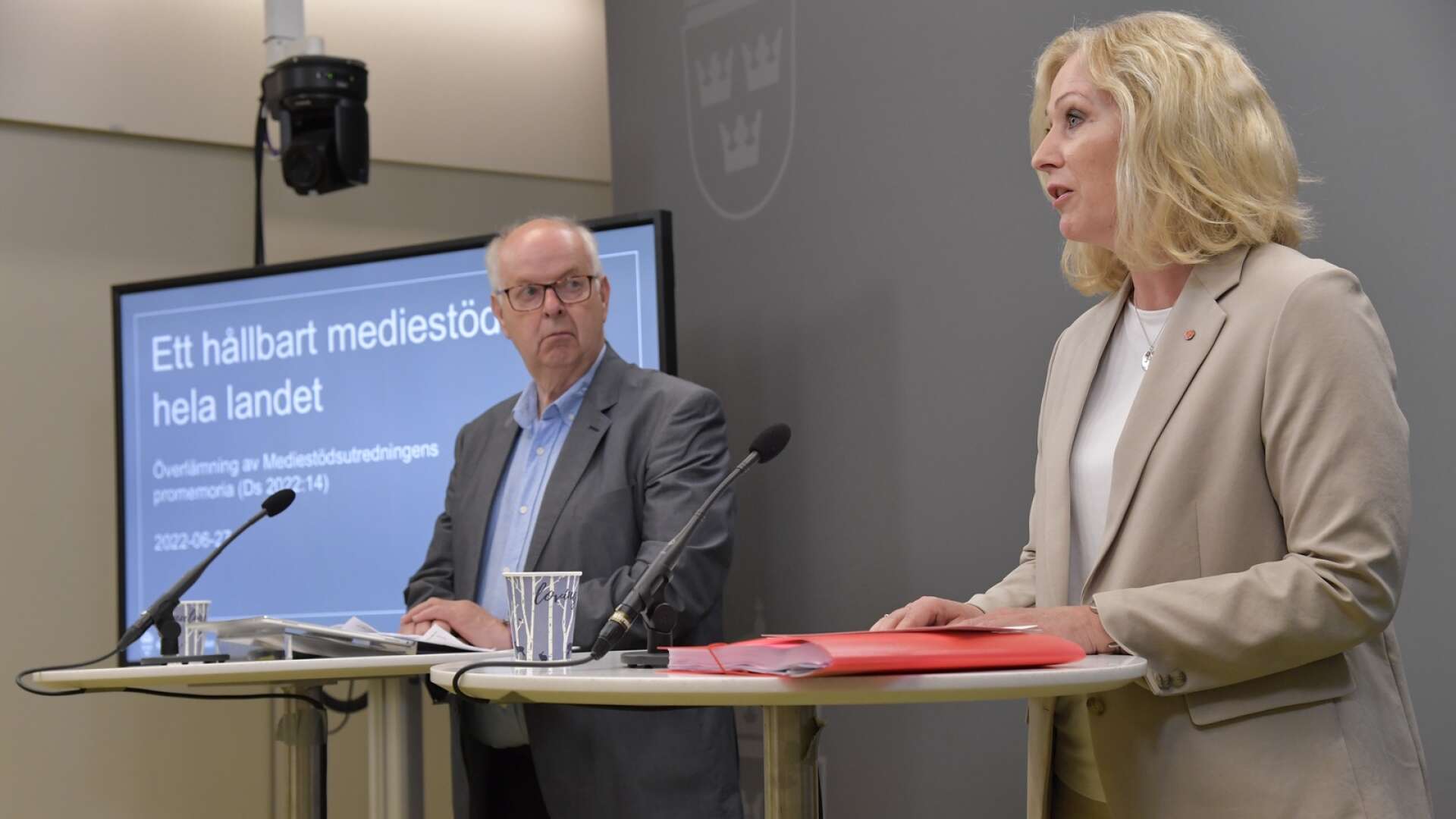 Dåvarande kulturministern Jeanette Gustafsdotter (S) tar emot Mars Svegfors utredning.