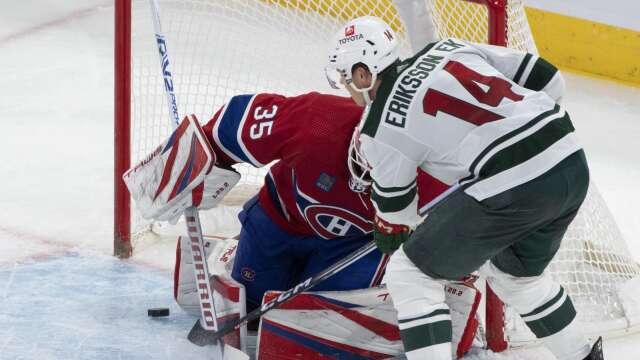 Joel Eriksson Ek gör mål på Montreal Canadiens målvakt Sam Montembeault.