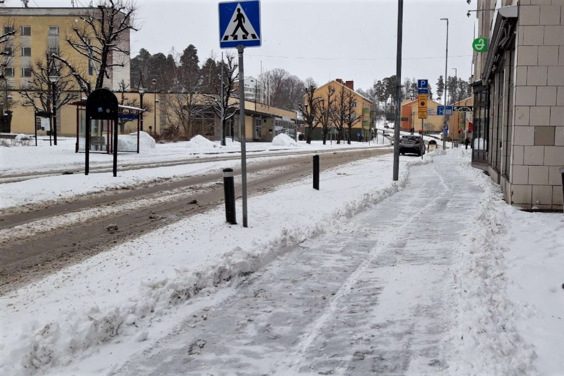 Trafikverket har fått ta tillbaka ansvar för snöröjning på gång- och cykelvägar längs genomfarten i Degerfors och har i sin tur lämnat över till entreprenör som anlitar en lokal entreprenör. 