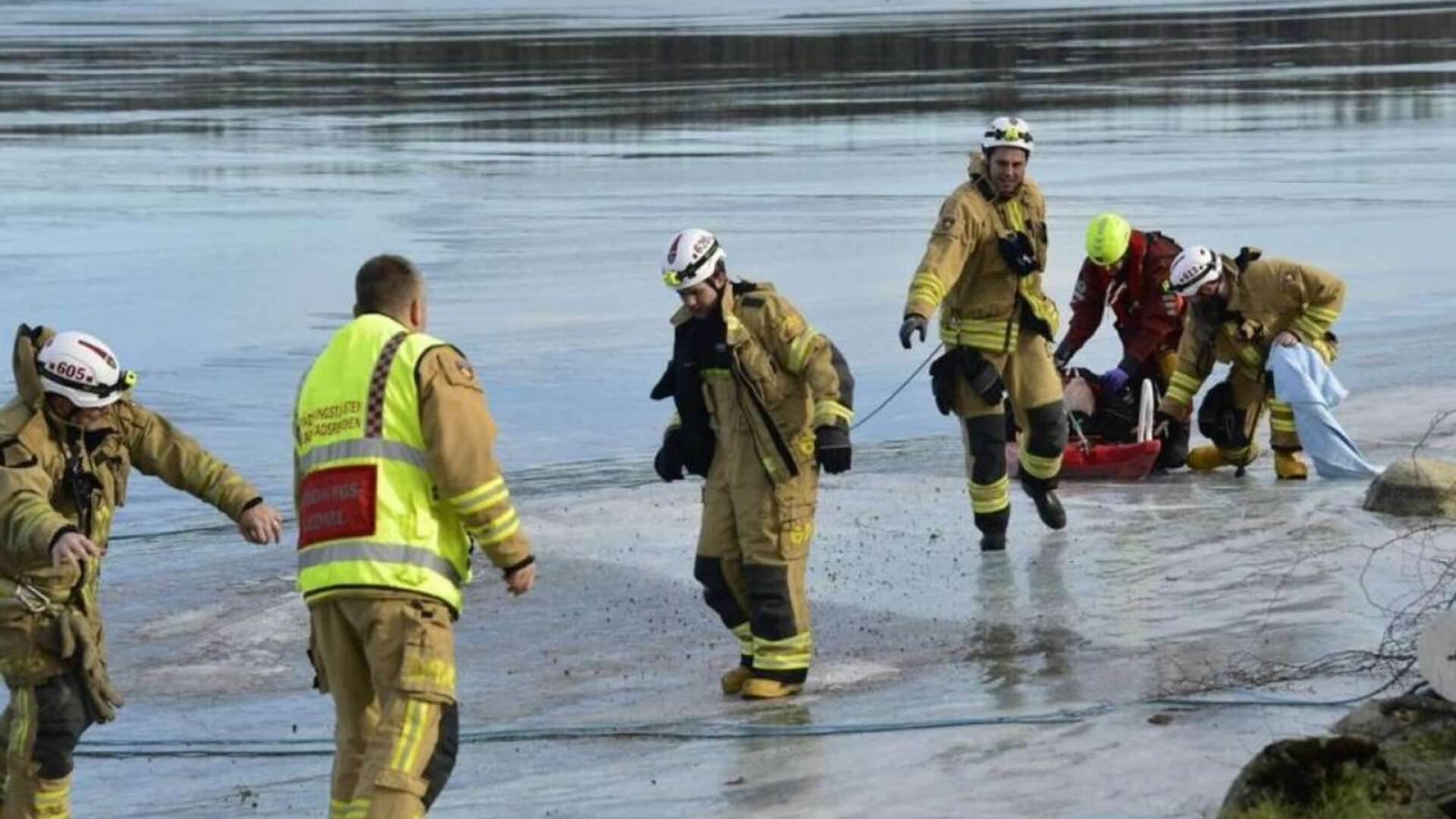 Under fredagen räddades en man som gått genom isen på Nedre Fryken.