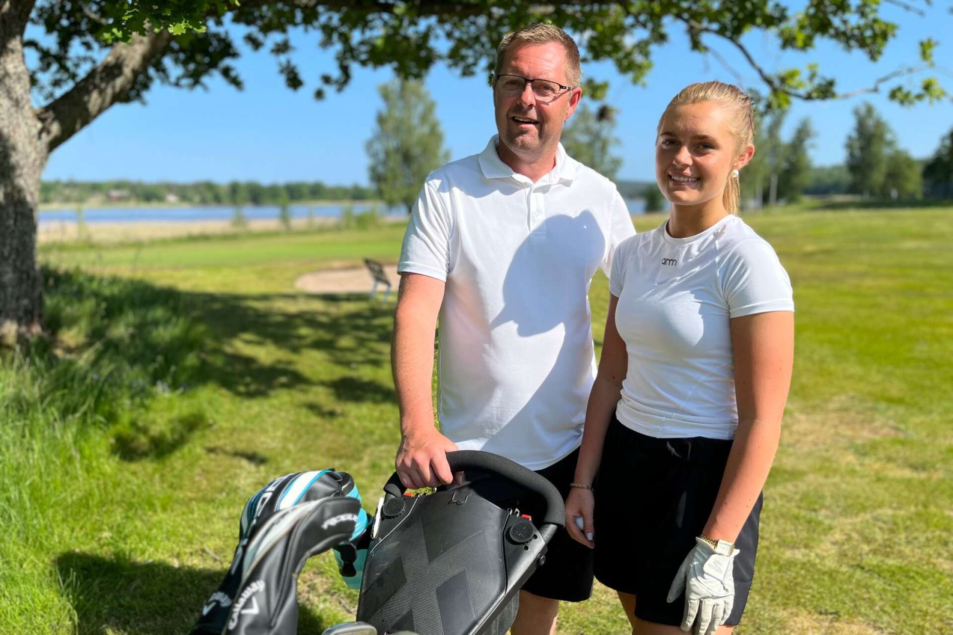 Anders och Jonna Karlsson njöt av det vackra golfvädret.