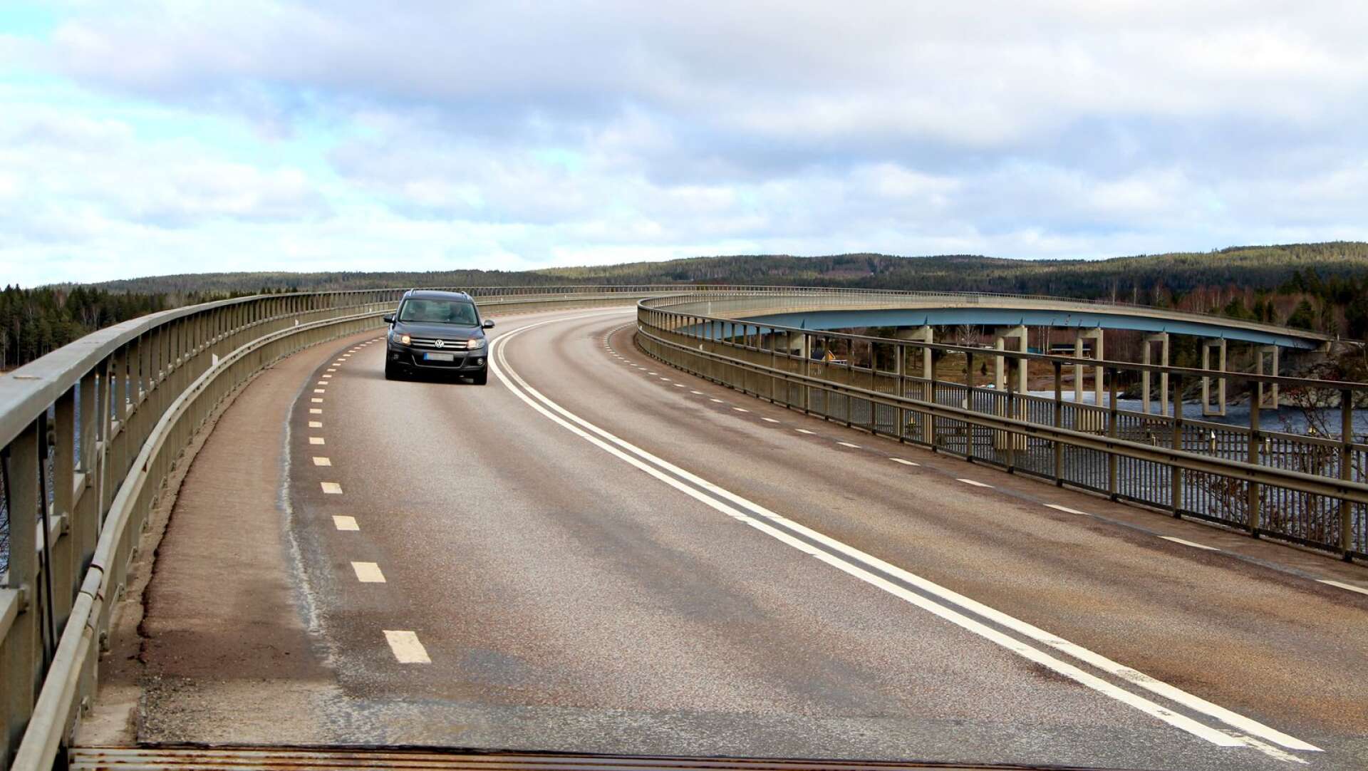 Den 1 april påbörjas reparationen av delar av Skasåsbron som leder länsväg 175 över Glafsfjorden söder om Klässbol. Med sin längd på 610 meter och sin höjd på 16 meter är den imponerande.