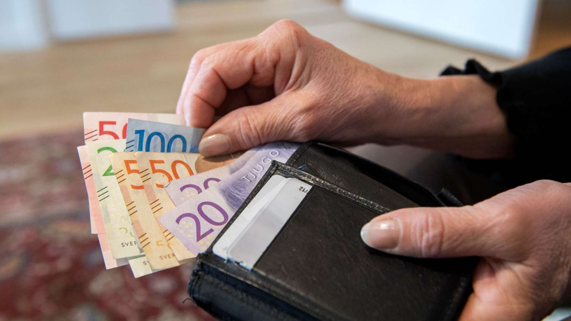 En äldre kvinna blev av med bland annat 1400 kronor i kontanter när en man och en kvinna stal hennes plånbok under onsdagen. 