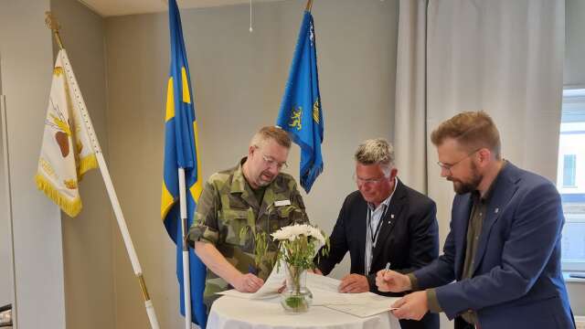 Överste Lars Jonsson skriver på avsiktsförklaringen tillsammans med kommunalrådet Lars Nilsson (S) och kommundirektör Martin Willén.