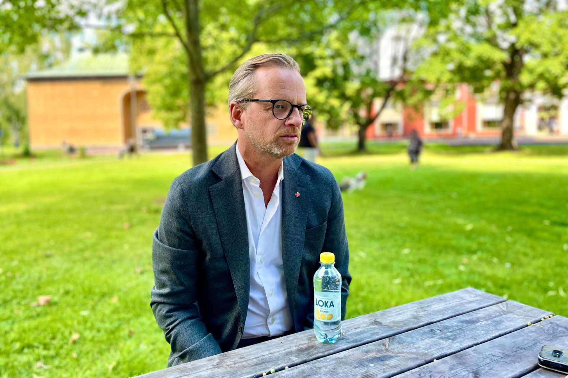 Under lördagen knackade Sveriges socialdemokratiske finansminister Mikael Damberg dörr i Karlstad. 