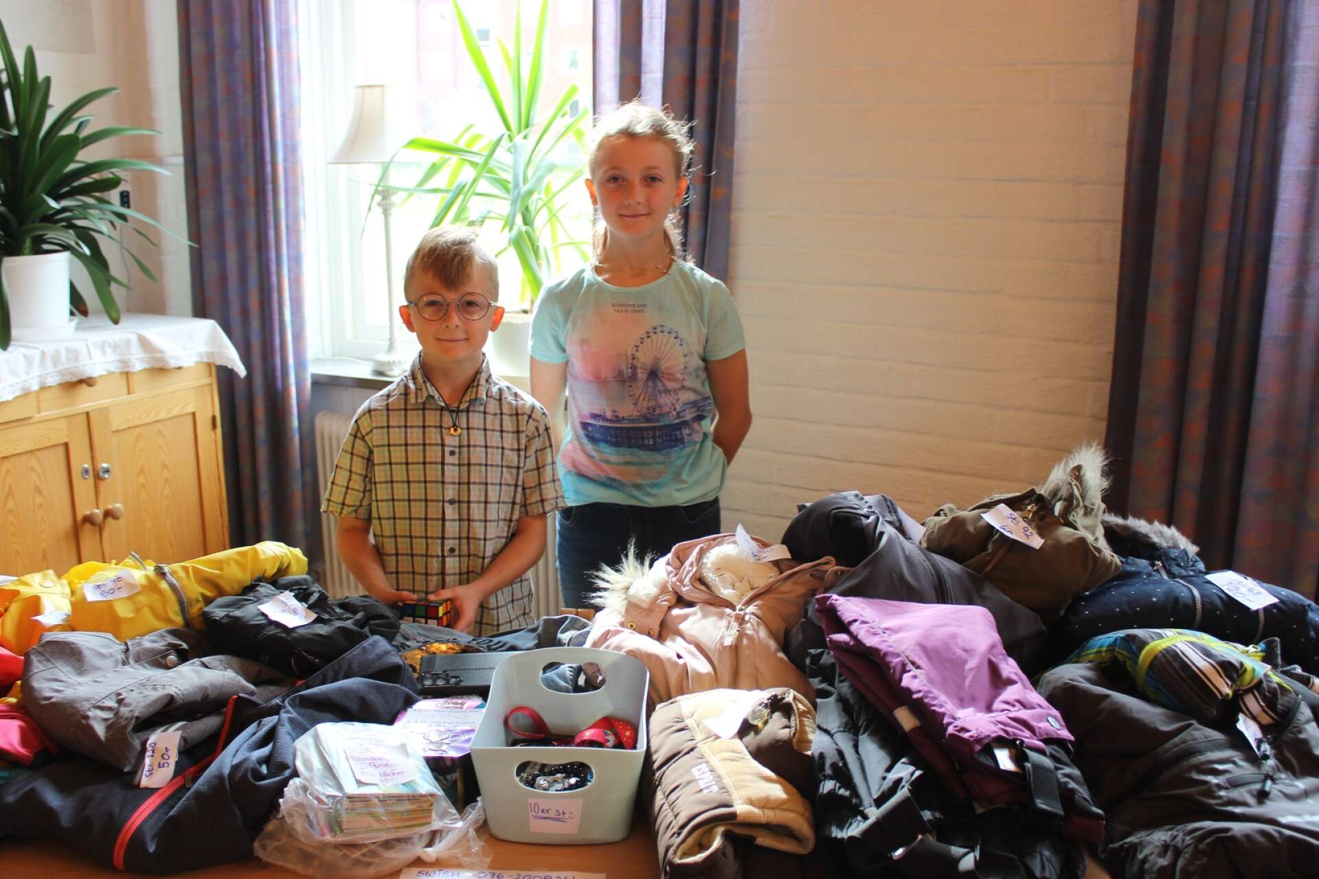 Syskonen Simon och Teali sålde kläder som de inte behöver längre.