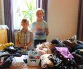 Syskonen Simon och Teali sålde kläder som de inte behöver längre.