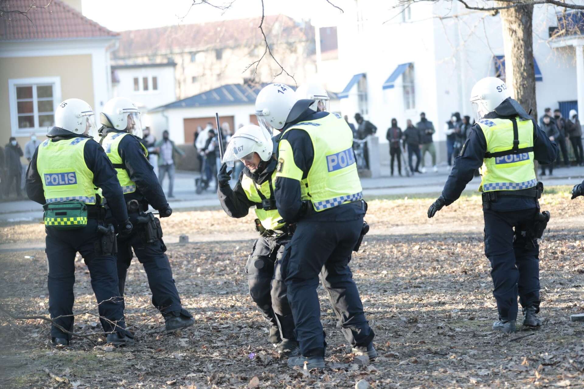 En polis träffades av en sten i Sveaparken i Örebro, där Rasmus Paludan, partiledare för det danska högerextrema partiet Stram kurs, fick tillstånd för en sammankomst på långfredagen. 