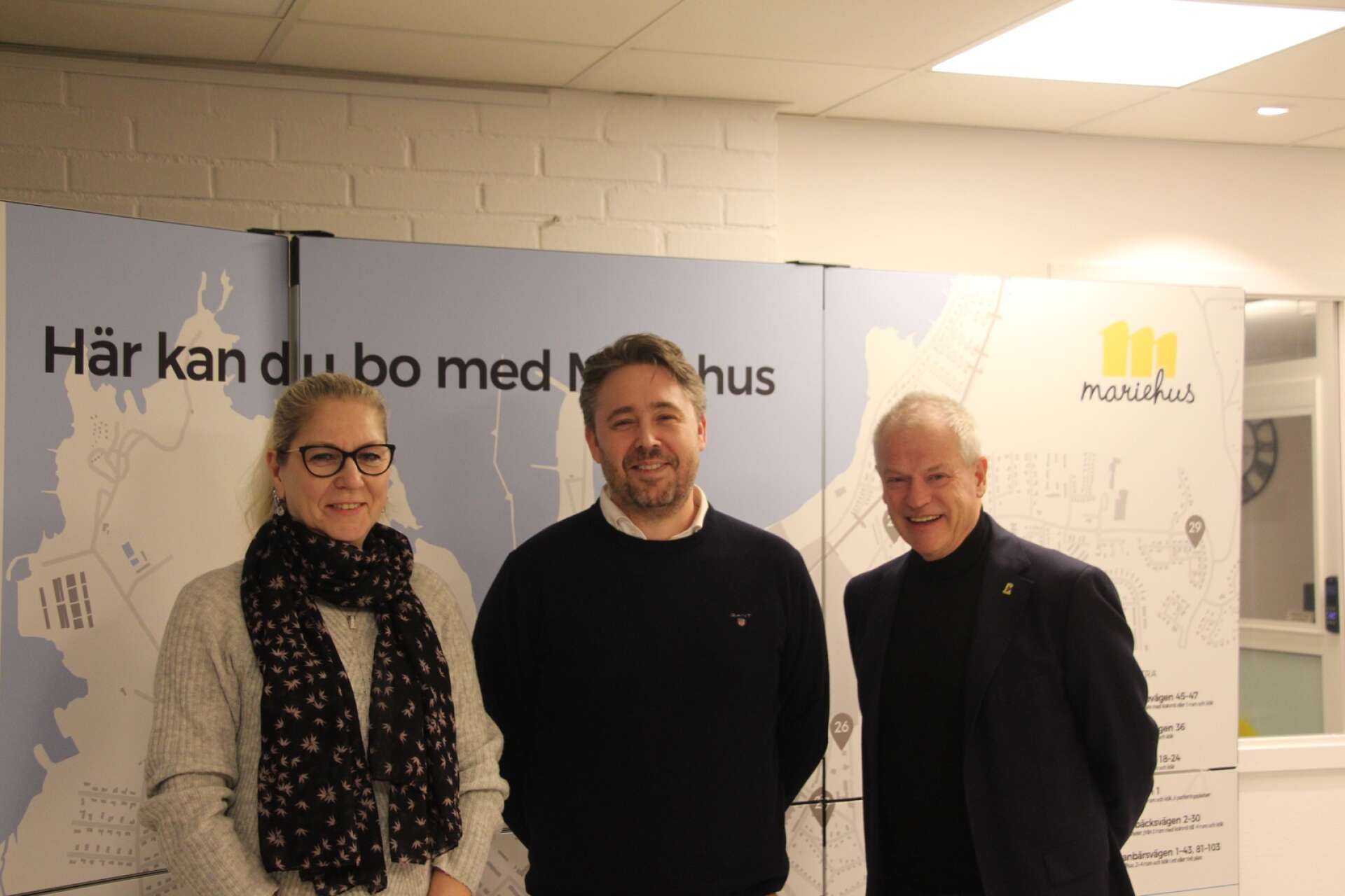 Linnea Wall (S) och Olov Bergström (M) från Mariehus styrelse flankerar det kommunala bostadsbolagets nye vd Cristoffer Hjert.