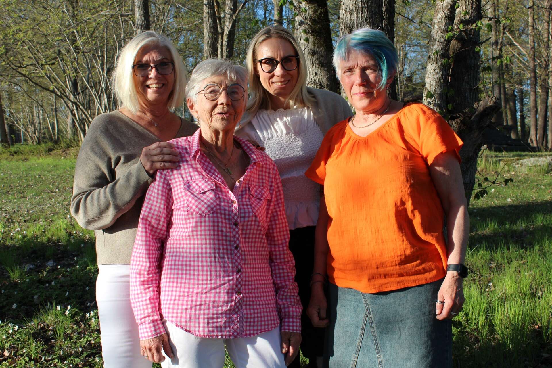 Gunnel med sina töser. Från vänster: Birgitta Johansson, Gunnel Håkansson, Annika Levein och Elisabeth Holmgren. Yngsta dottern Charlotta Håkansson hade förhinder och är därför inte med på bild.