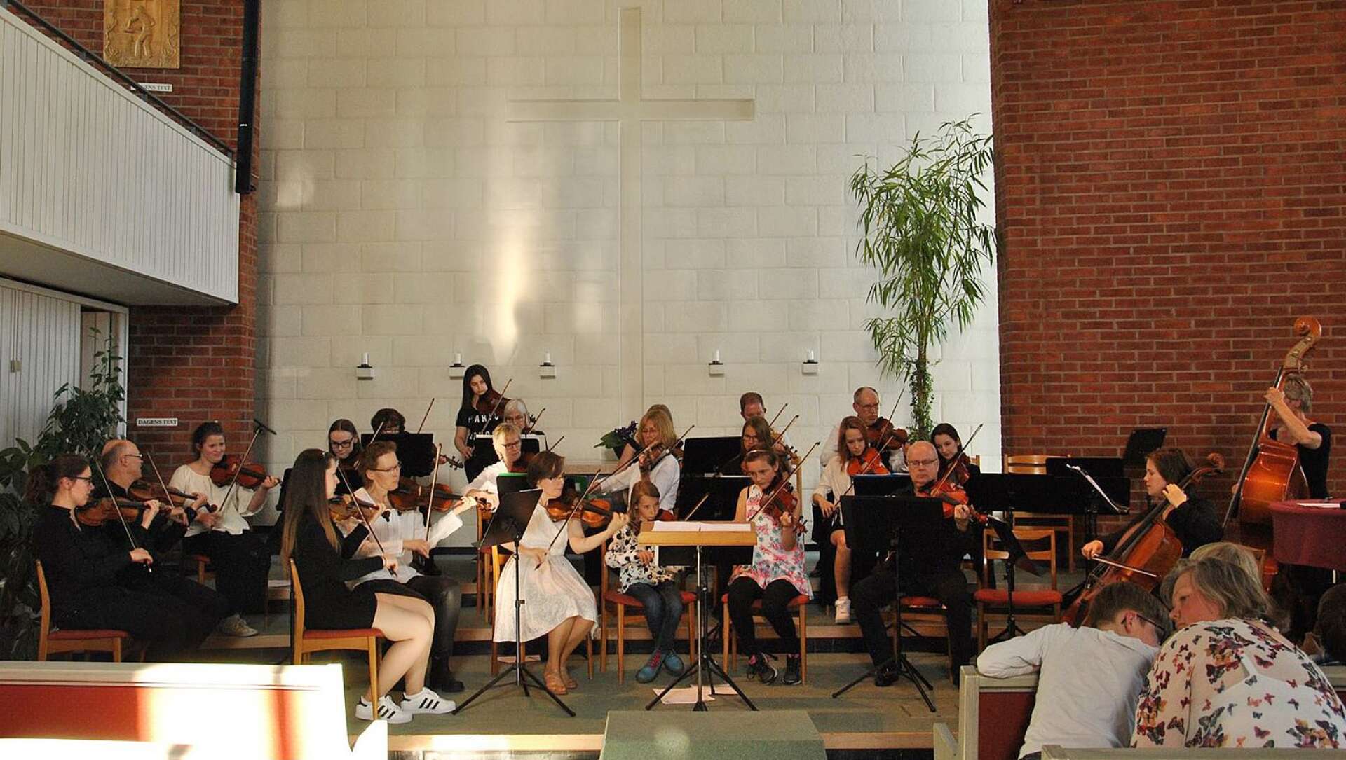 Dalslandsorkestern spelar i Ekumeniakyrkan, tidigare Missionskyrkan i Bengtsfors år 2017.