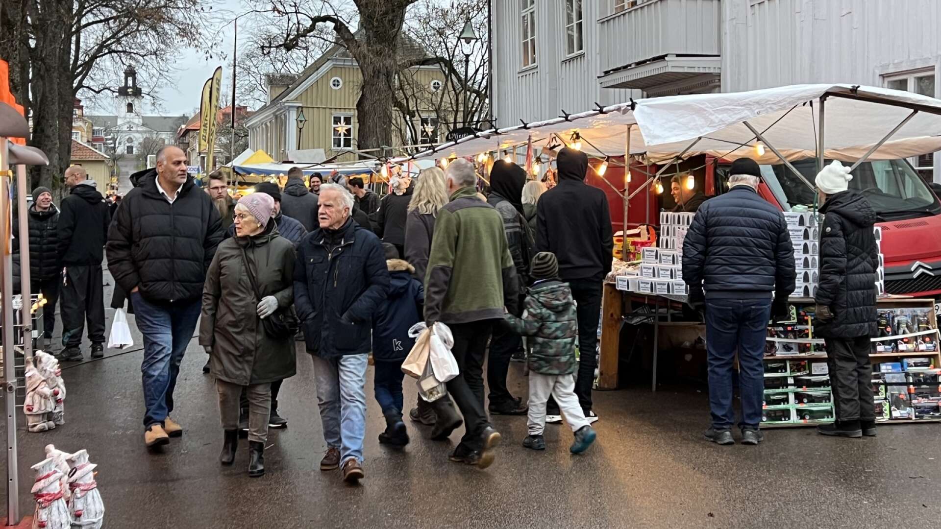 För tredje året i rad arrangeras på söndag en stor, traditionell julmarknad i Åmål. Marknaden är förlagd till Åmåls äldre kvarter – allt för den mysiga stämningen. 