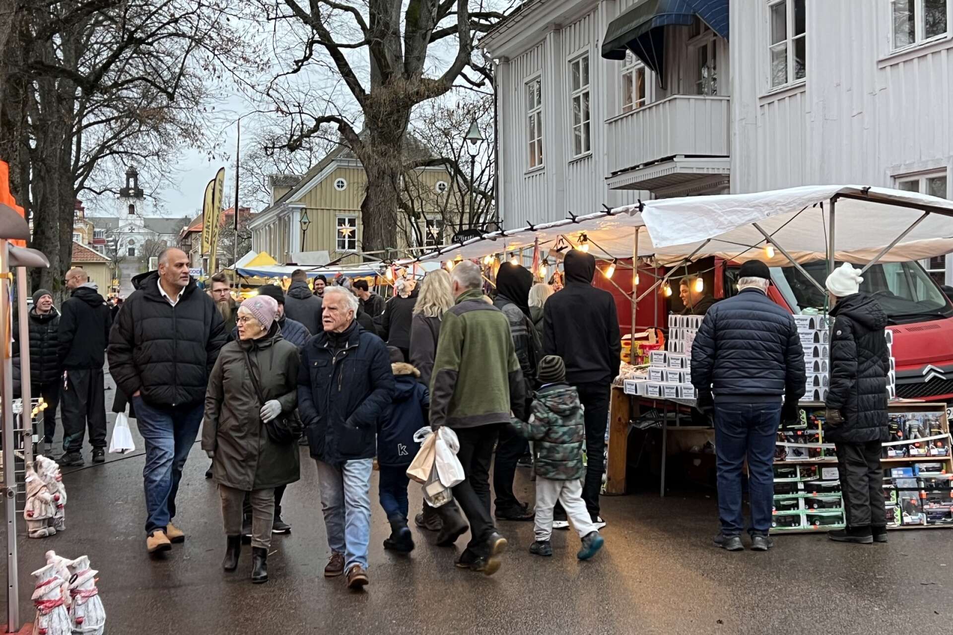 Julmarknaden växte så det knakade och tusentals besökare lockades ut på Åmåls gator. Det var ett lyckat drag för julstämningen att förlägga flera av marknadsgatorna till Åmåls äldsta kvarter.