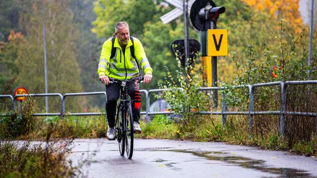 Bara på den en minut långa cykelväg som Fredrik Bryntesson, Billingsfors, har till sitt jobb på Munksjö Paper ser han flera bilister som mobilsurfar vid ratten varje dag.