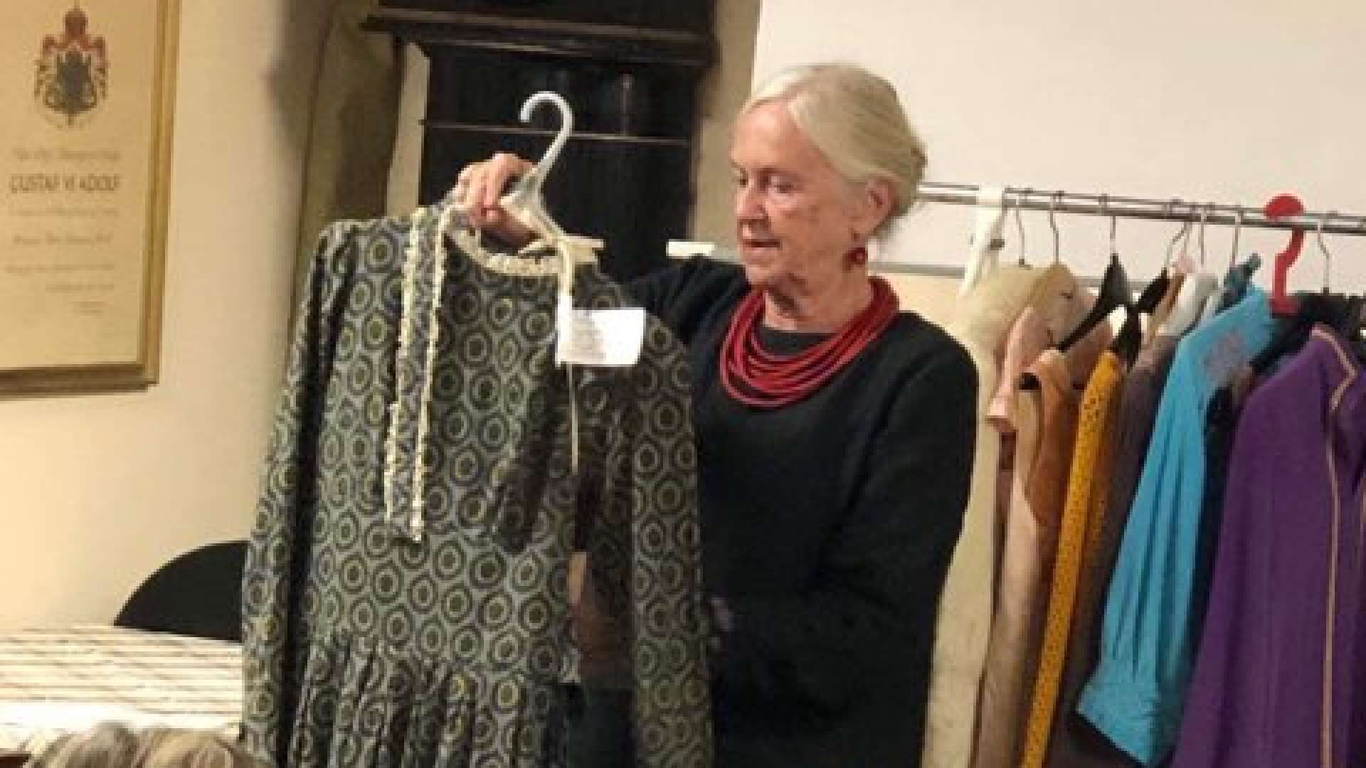 Bibbi Aspman var hedersgäst när föreningen Hem &amp; Samhälle i Åmål hade novembermöte. Då berättade hon om sina 30 första år i livet för de 34 åhörarna, och visade dessutom kläder som hon burit på sina äventyr.