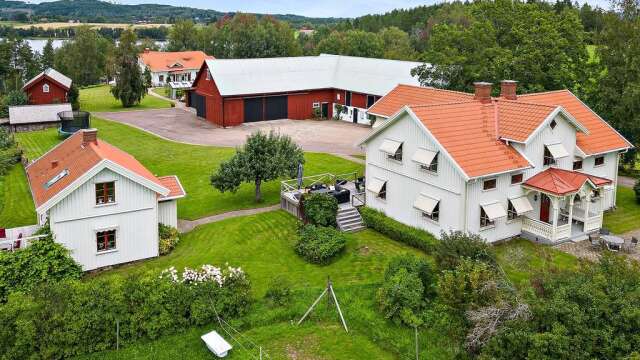 För 15 miljoner kronor får du en gård på 8,5 hektar bestående av bland annat tre bostadshus, stall, vinkällare, maskinhall och en egen strand vid Aplungen utanför Västra Ämtervik.
