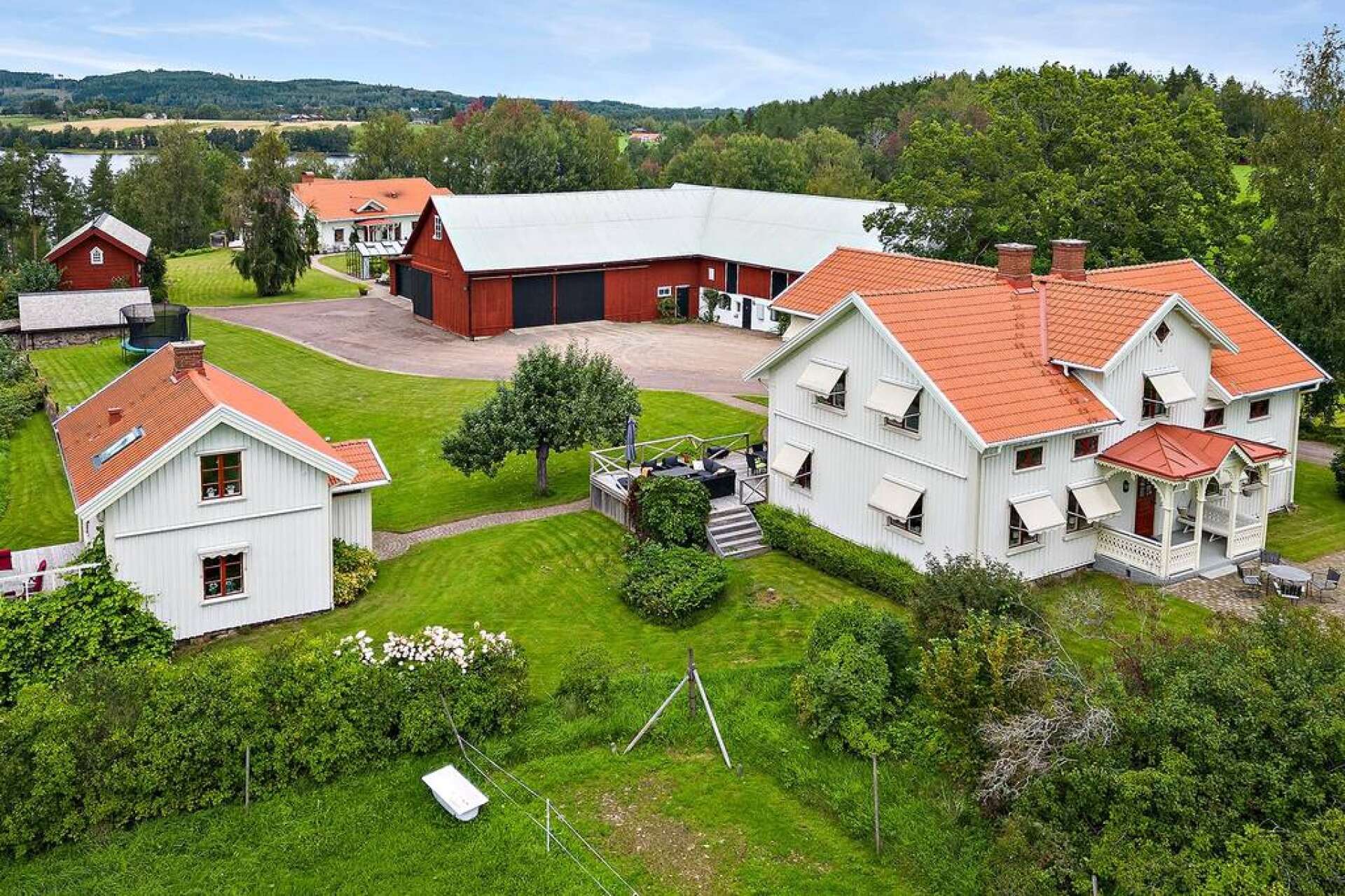För 15 miljoner kronor får du en gård på 8,5 hektar bestående av bland annat tre bostadshus, stall, vinkällare, maskinhall och en egen strand vid Aplungen utanför Västra Ämtervik.