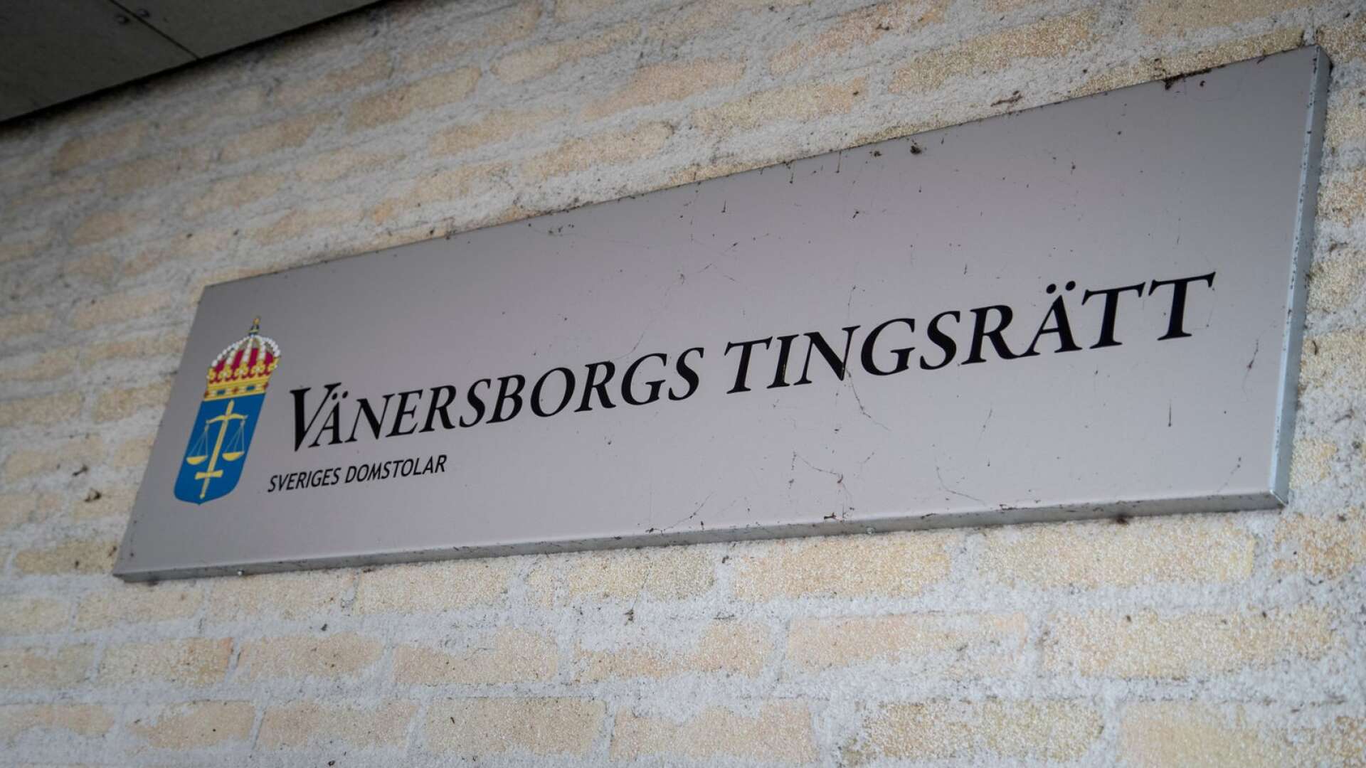 En kvinna från Bengtsfors kommun åtalas vid Vänersborgs tingsrätt för åtta fall av bidragsbrott.