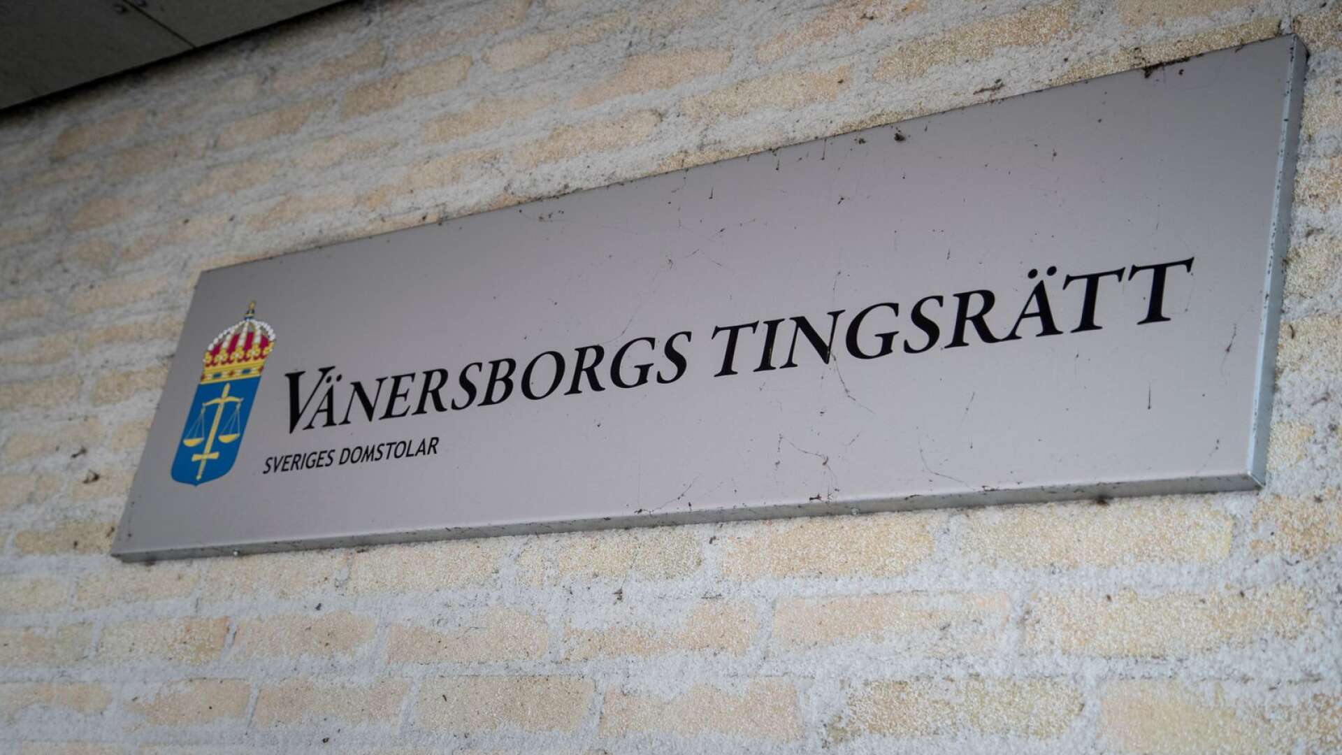 Brottsmisstanken har anmälts till Vänersborgs tingsrätt eftersom Säfflebons företag drevs i Åmål.