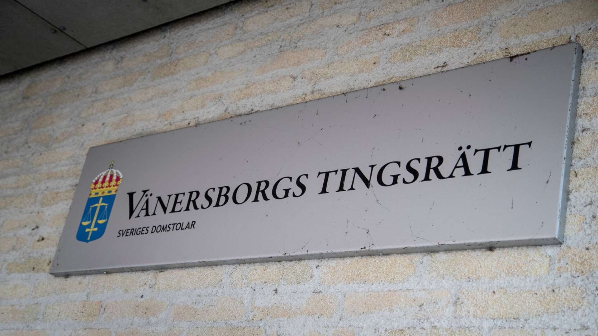 Vänersborgs tingsrätt har beslutat om förlängd åtalstid mot en Åmålsbo som misstänks ha misshandlat sin sambo.