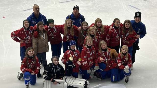 Otterbäcken/Hajstorps F12-tjejer fick fira med guldmedaljer efter att ha vunnit Frida bandycup i Vänersborg.