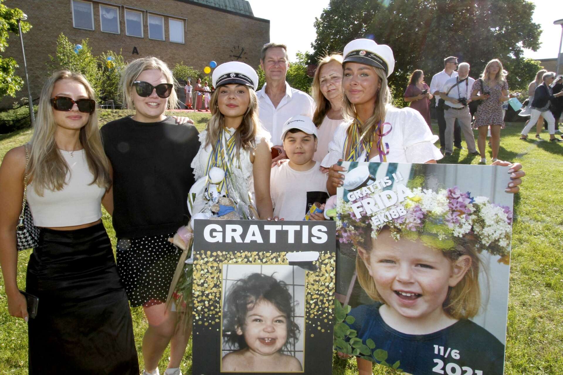 Kompisarna Daniella Tuovinen och Frida Jonsson var jublande glada på studentdagen, det var också familj och vänner som gratulerade.