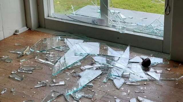Villainbrottet vid Sandbäcksvägen skedde sedan ett altanfönster krossat med en sten.