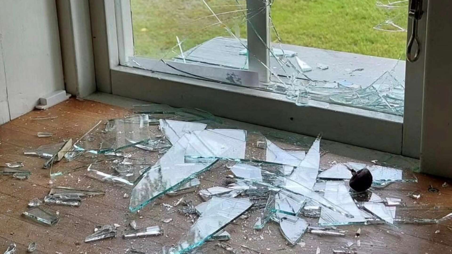 Fönsterrutan till hyttkiosken krossades vid inbrottet.
