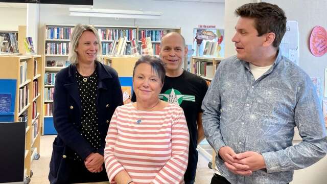 Cecilia Johansson, enhetschef för närbiblioteken tillsammans med bibliotekspersonal Michael Fens och Maria Fens samt Robert Halvarsson, ordförande kultur- och fritidsnämnden vid invigningen av fem meröppna bibliotek, varav det i Vålberg var ett.