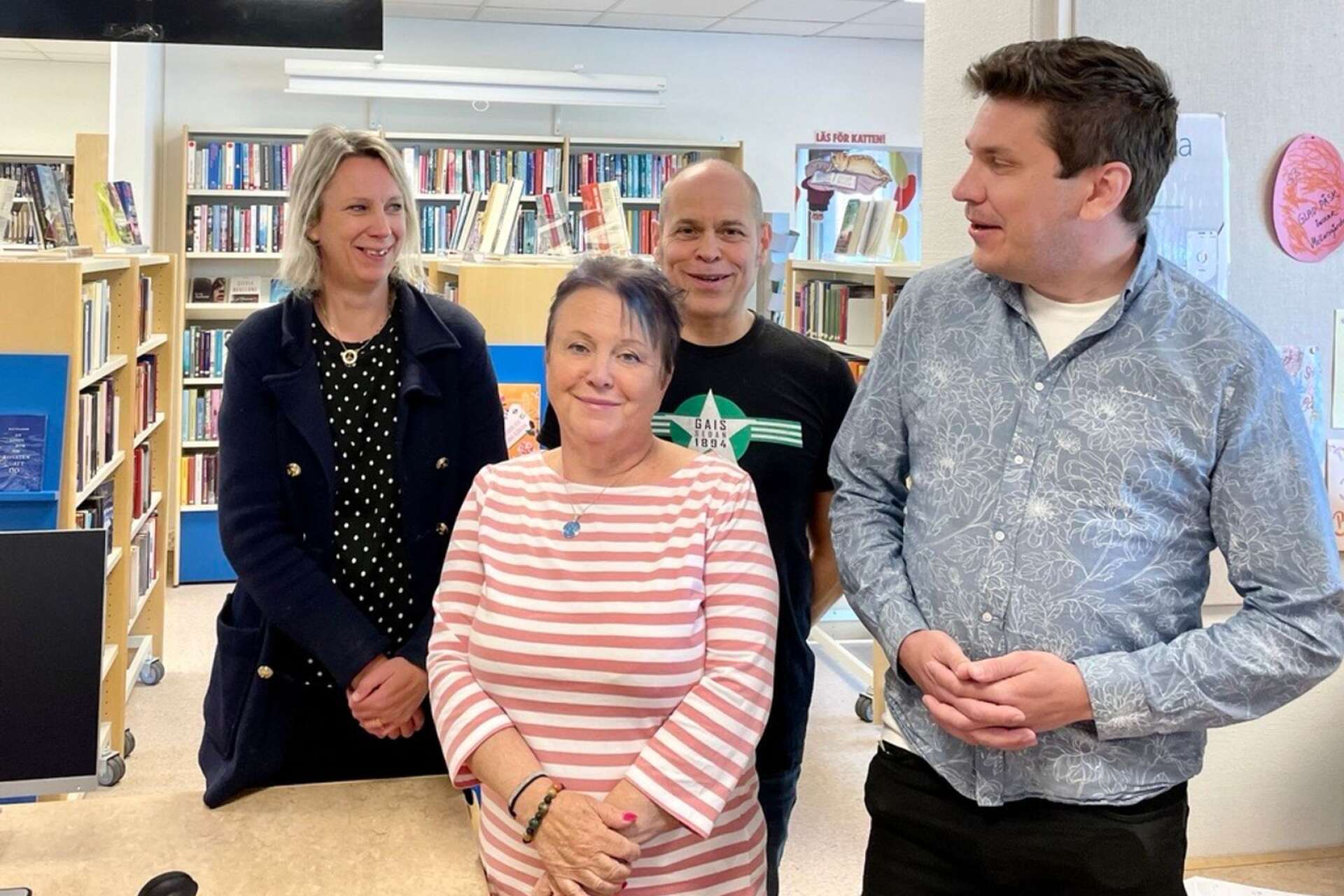 Cecilia Johansson, enhetschef för närbiblioteken tillsammans med bibliotekspersonal Michael Fens och Maria Fens samt Robert Halvarsson, ordförande kultur- och fritidsnämnden vid invigningen av fem meröppna bibliotek, varav det i Vålberg var ett.
