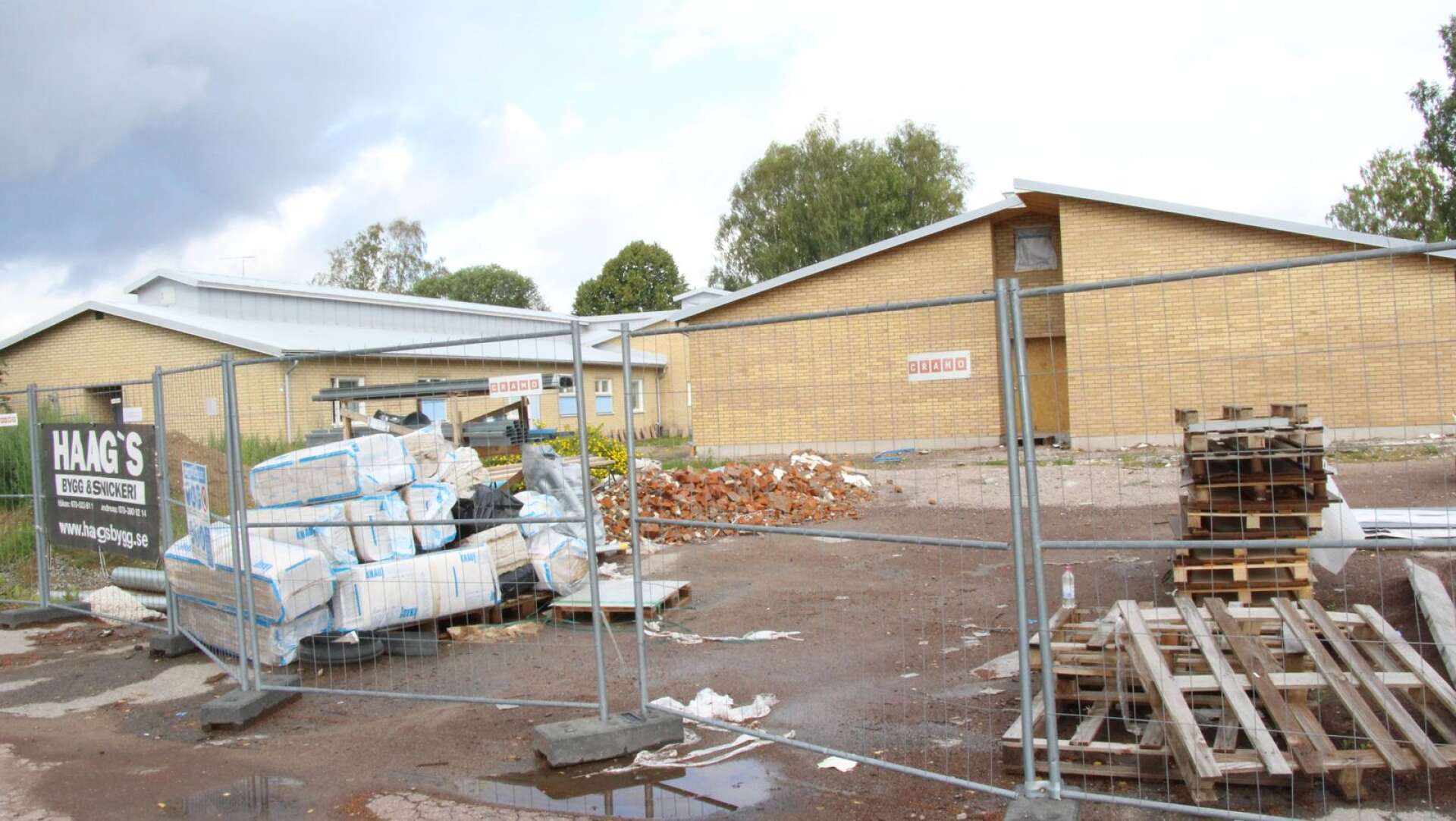 Utbyggnaden av av Häggården är stoppad sedan byggföretaget gått i konkurs