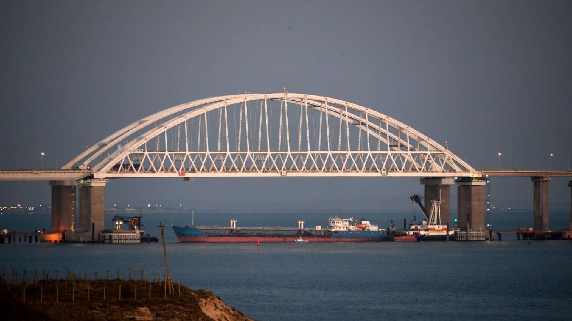 Bron över Kertjsundet blockerades av ett ryskt tankfartyg.