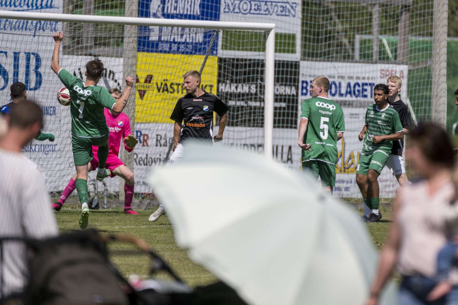 Högsäters GF–Ödsmåls IK 3–1. Jacob Löf stöter bollen i mål.