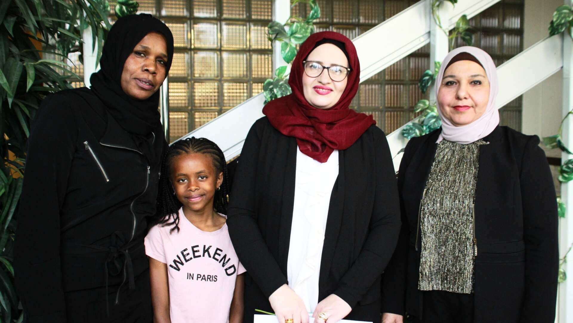 Samira Hassan med sin dotter, Manal Hamadi och Raghed Abdul Razak är nöjda med utbildningen och stolta över sin examen. 