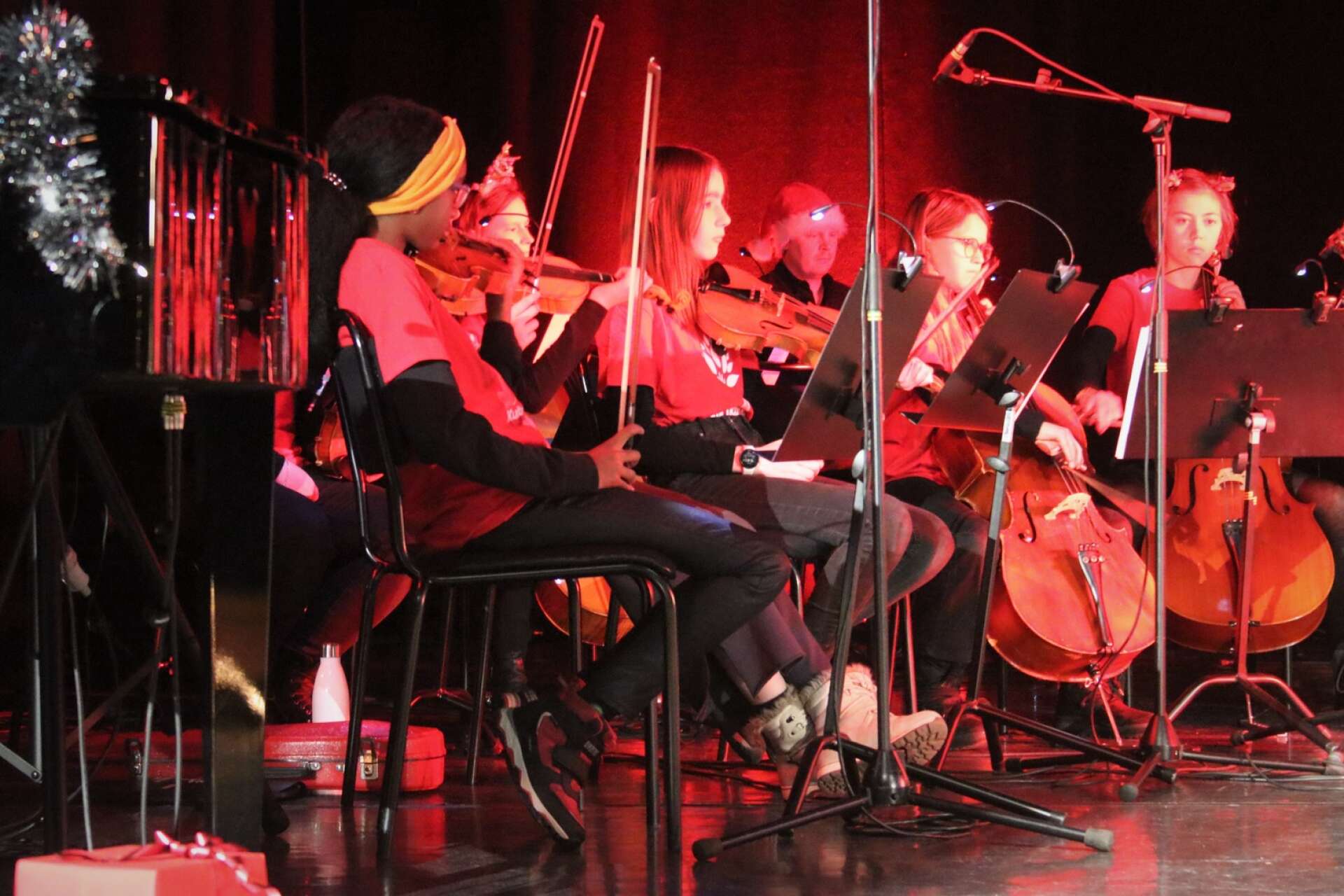 Kulturskolans musikelever när de i julas framförde julsagan i Karlbergsaulan inför Åmåls förskole- och skolelever. 