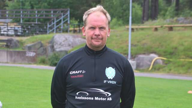 Fengersfors tränare Stefan Persson, här i Vikentröjan, kan konstatera att hans lag vinner grupp D i fotbollens DM.