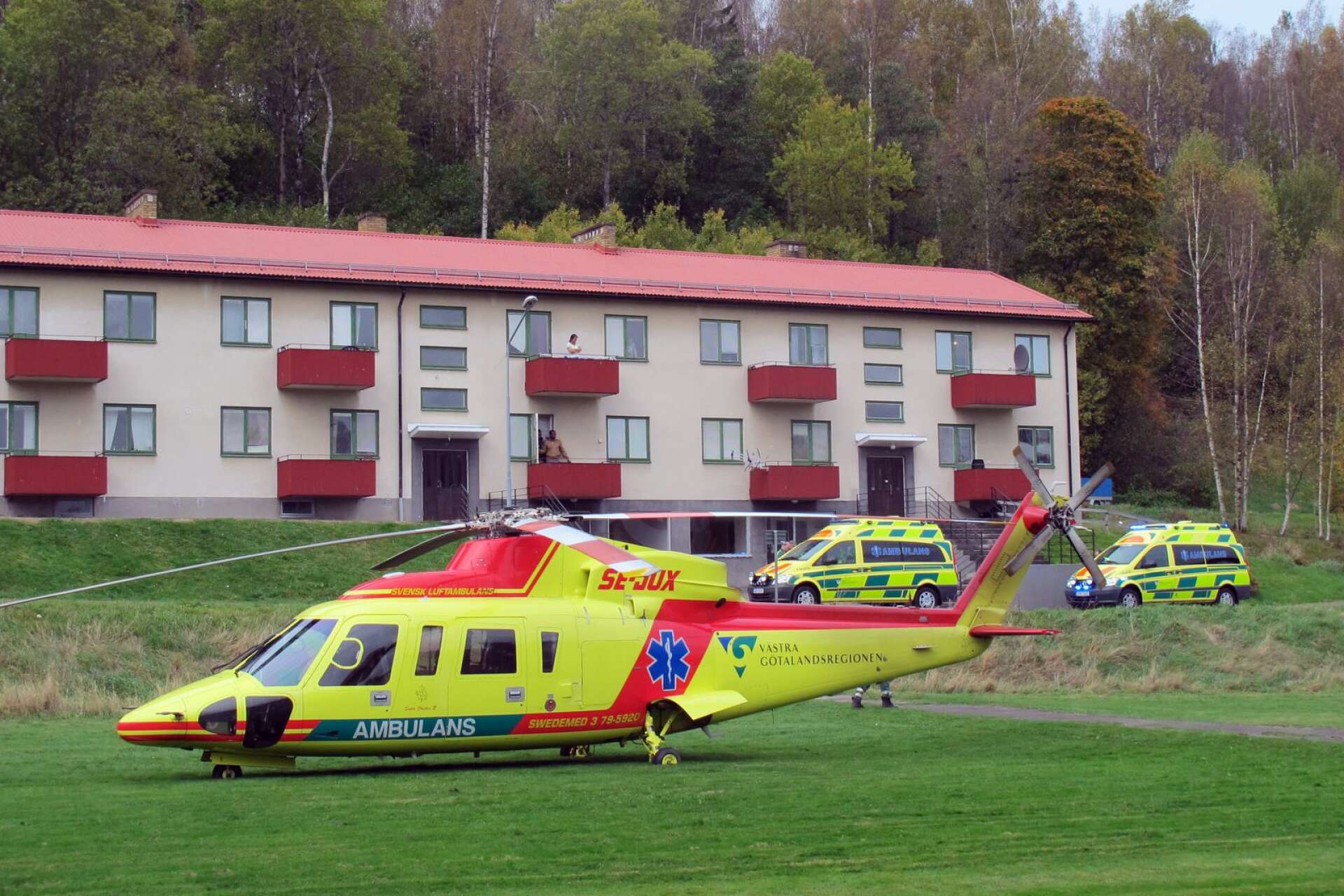  Ambulanshelikopter och ambulanser vid sjukinsats vid Långholmen i Bengtsfors för några år sedan. På helikopterplattan vid sjukhuset får den dock inte landa.