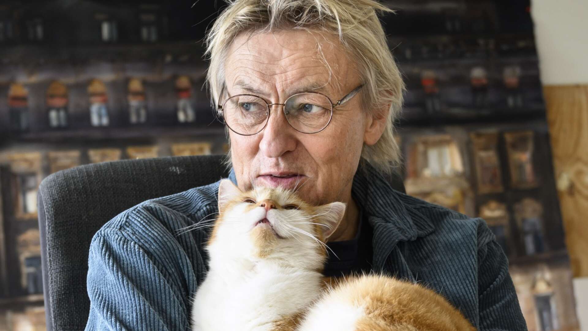 Lars Lerin, här med katten Silling, har tänkt mycket på rötter och förfäder. Nu är det dags att utforska dem mer i släktforskningsprogrammet i Kanal 5.