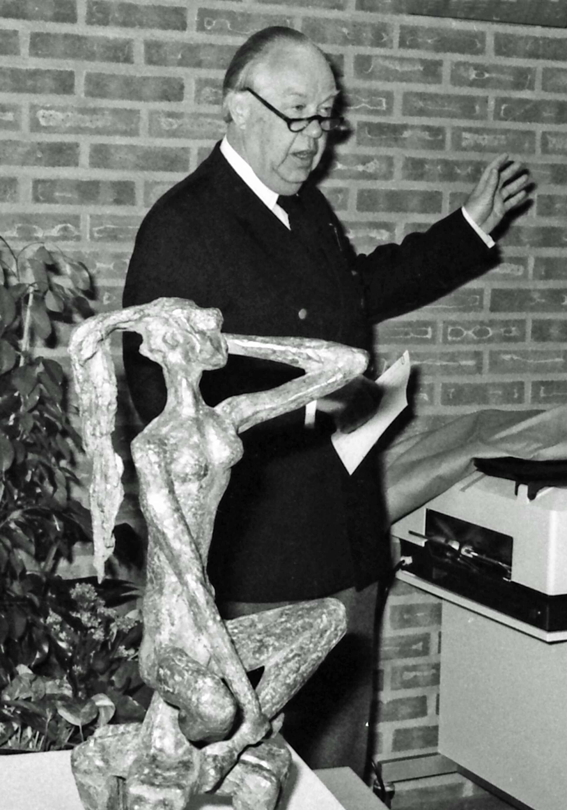 Skulpturen Tintomara inköptes också 1979 för att bli en del av hotellets konstnärliga utsmyckning. Konstinköpskommitténs ordförande Bernt Löfgren avtäckte Tintomara när hotellet invigdes. Numera finns Tintomara i ena hörnet av Stortorget. 