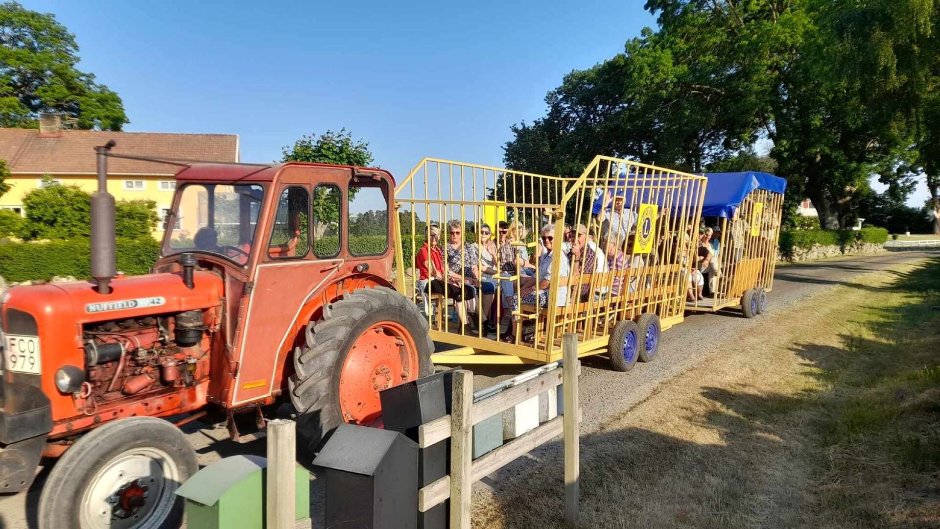 Traktor och balvagn var färdmedlen för de dryga 30 personerna som åkte med på en historisk resa i bygden.