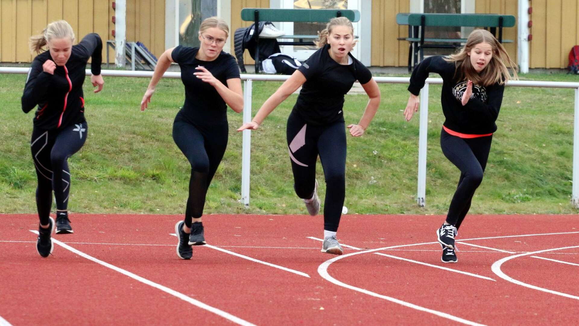 Koncentrationen var på topp i hundrametersloppet för flickor i årskurs 8. Från vänster: Linnea Hallgren, Filippa Viotto, Rebecka Madestam och Rebecka Thorsén. 